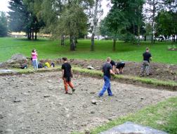 Pomáháme budovat nové hřiště pro workout v Karviné